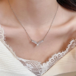 Detail of V-shaped zircon pearl necklace showing metallic luster on the neck
