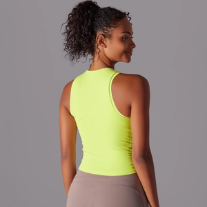 Détail du débardeur de yoga jaune fluo coupe ajustée avec dos nageur et tissu respirant