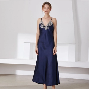 Nuisette élégante en satin bleu marine avec dentelle argentée et col en V plongeant