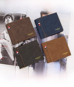 Carteras clásicas para hombre en cuatro colores presentadas sobre un fondo de revista premium