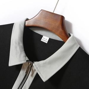 Detailansicht des Reißverschlusskragens und der Mesh-Struktur des Herren-Poloshirts in Grau