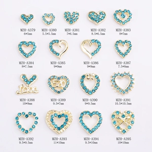 Breloques d'ongles en cœur doré avec strass bleus en 16 styles évidés assortis