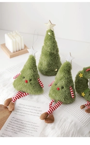 Dettaglio della bambola di peluche dell'albero di Natale con lunghe gambe a righe rosse