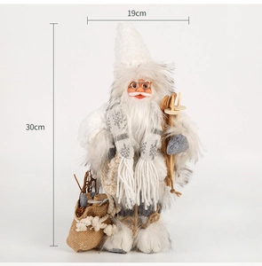 Détail de la figurine de Père Noël nordique de 30cm sur un traîneau en bois