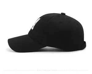 Vue latérale d'une casquette de baseball noire en coton avec broderie LA blanche en 3D