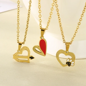 Détail de pendentifs cœur en acier doré avec émaillage et design ajouré créatif