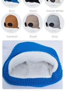 Detalle del gorro de punto de invierno con forro polar blanco y adorno de lentes