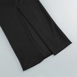 Vue détaillée de la fente de l'ourlet de la robe noire en tricot de haute qualité