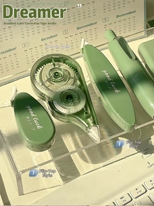Vista dettagliata di vari stili di nastro correttore sfumato verde su supporto