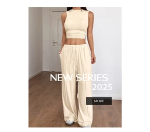 Dettaglio del set beige a due pezzi con crop top senza maniche e pantaloni con coulisse