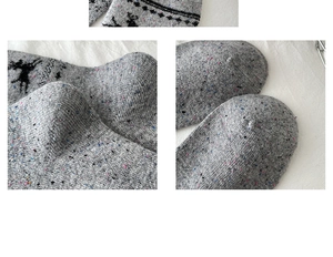 Dettaglio calzini in lana con motivo jacquard a renna e trama in maglia screziata