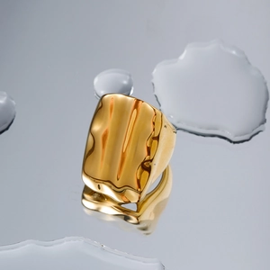 Bague rectangulaire en acier inoxydable doré 18 carats avec texture ondulée et reflets