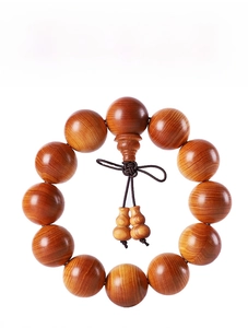 Macro detail of high-oil Thuja sutchuenensis wood beads with traditional Chinese knot