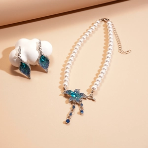 Detailed set of pearl necklace and gradient rhinestone flower pendant with matching earrings