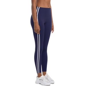 Vue latérale du pantalon de yoga taille haute bleu marine avec rayures blanches et tissu élastique