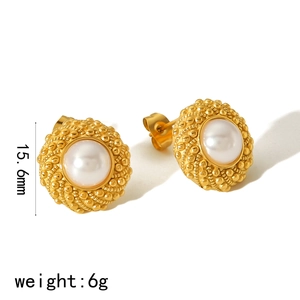 Golden geometric pearl stud earrings in stainless steel with textured edge, 15.6mm diameter
