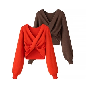 Maglione in maglia incrociato con schiena scoperta da donna in rosso e marrone corto