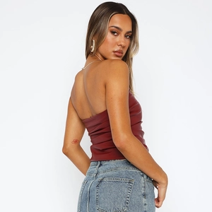 Vue détaillée du dos d'un haut bustier en similicuir bordeaux avec coupe cintrée