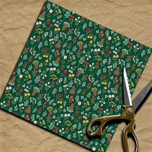 Papel de scrapbooking floral sobre papel kraft con tijeras para proyectos DIY
