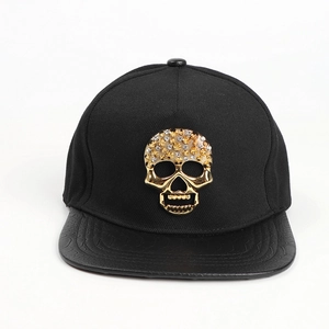 Casquette snapback hip hop avec crâne en métal doré, strass et visière en cuir de serpent
