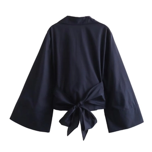 Détail du dos d'une chemise en popeline bleu marine avec nœud à la taille et manches