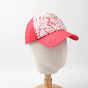 Détail de la dentelle florale blanche cousue sur la couronne d'une casquette rose