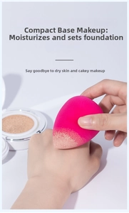 Dettaglio di una spugna trucco rosa che sfuma il fondotinta sulla pelle allo stato umido