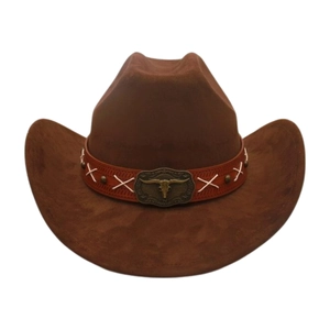 Dettaglio cappello da cowboy in camoscio marrone con fibbia metallica a teschio di toro