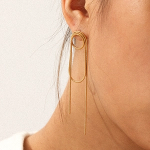 Elegante goldene Edelstahl-Quastenohrringe mit rundem Stecker und langen Schlangenketten