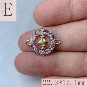 Makrofoto des goldenen Maria-Anhängers 22,3x17,1 mm mit violettem Edelsteinbesatz