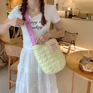 Sac fourre-tout matelassé jaune pâle avec bandoulière rose et écusson cœur Children's Day