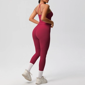 Détail de l'ensemble de yoga bordeaux avec brassière à bretelles croisées et legging taille haute
