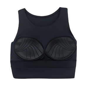 Dettaglio del reggiseno sportivo nero con trama a coste e imbottiture push-up integrate