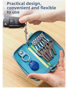 Dettaglio interno dell'astuccio per chiavi in pelle blu con sei ganci e fessura per carte
