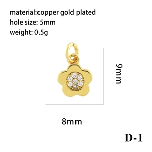 Vue macro du pendentif trèfle plaqué or 18K avec zircon et détails du trou de 5mm