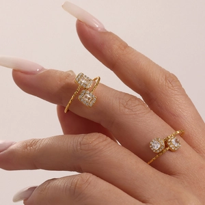 Bagues en acier inoxydable doré 18K avec zircons taille émeraude pour un style chic
