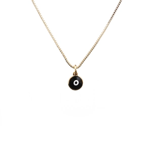 Elegante collana a catena dorata con un ciondolo occhio del male nero e bianco