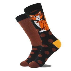 Détail de chaussettes asymétriques avec motif chat orange et pois élégants
