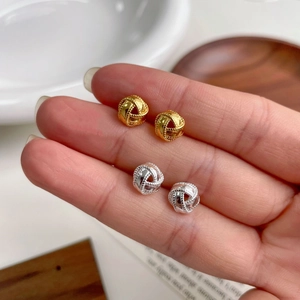 Pendientes de botón en plata S925 con diseño de nudo tejido en acabado oro y plata