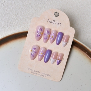 Französische Press-on Nails mit lila 3D-Blumen und Goldperlen auf rosa Basis