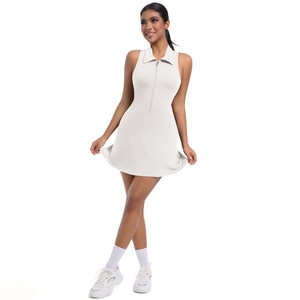 Détails d'une robe de tennis blanche avec col polo et fermeture éclair avant
