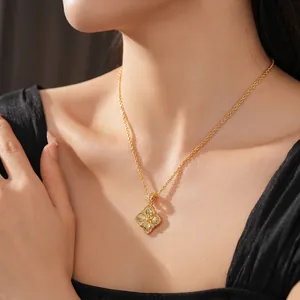 Élégant collier doré avec pendentif fleur en losange et détails de trèfle texturés