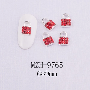 Détail de bijoux d'ongles argentés 6x9mm avec décors de cadenas à cœur en cristal rouge