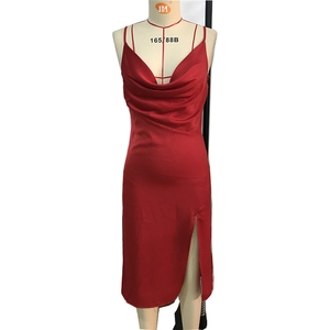 Robe élégante en satin rouge à col bénitier et fente haute latérale pour l'été