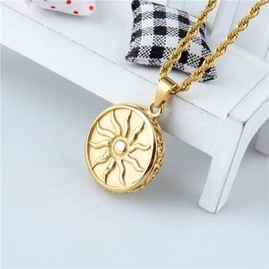 Collier vintage en acier doré pour homme avec pendentif soleil gravé et chaîne torsadée chic