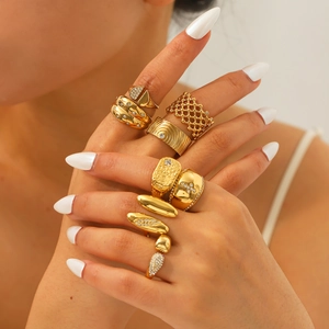 Ensemble de bagues vintage en acier plaqué or 18K avec zircons scintillants
