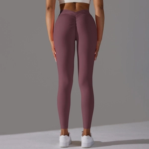 Détail macro du legging de yoga prune à taille haute avec couture froncée fessier
