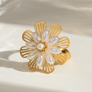 Elegante anello a fiore dorato con petali di opale cangiante e perla bianca centrale