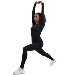 Dettaglio macro del body da yoga nero senza cuciture che mostra l'elevata elasticità