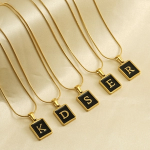 Colliers en acier inoxydable plaqué or 18 carats avec pendentifs carrés noirs lettrés
